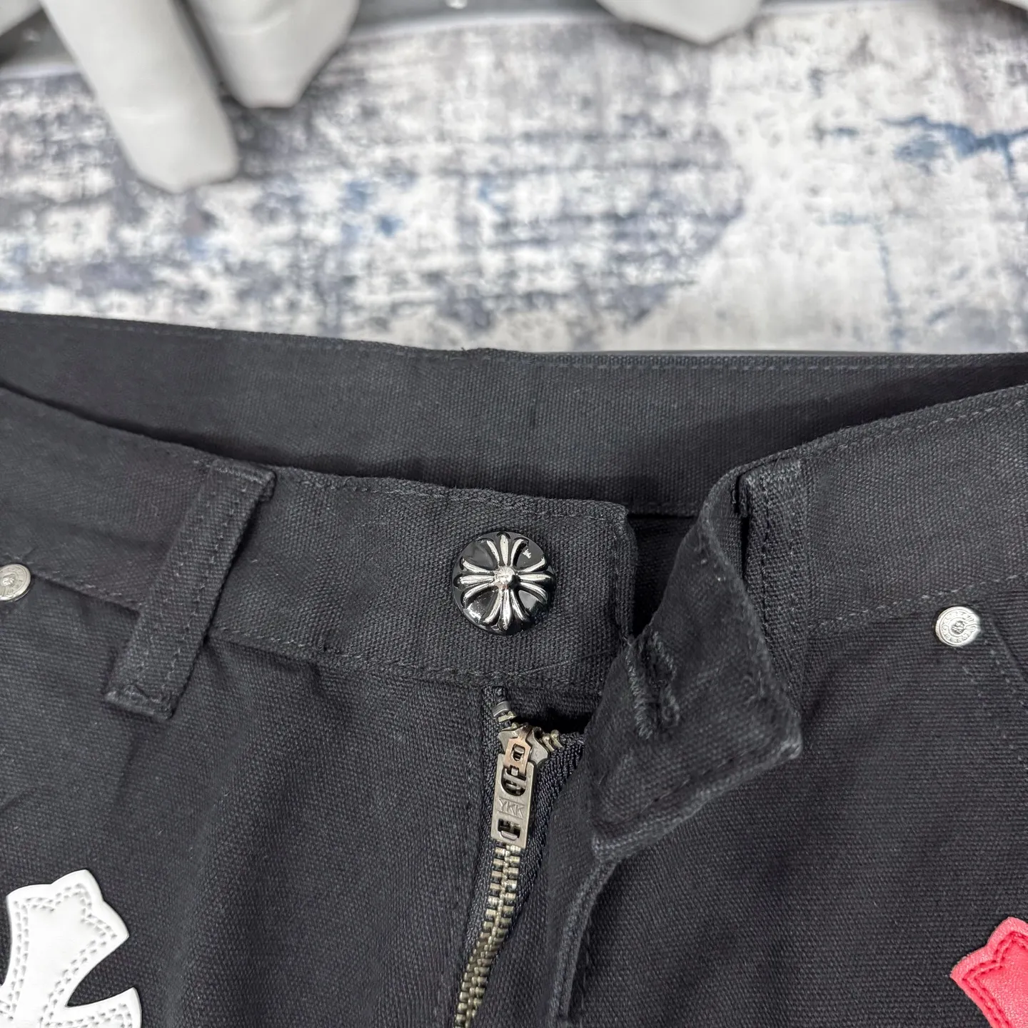 P280 Chrome hearts washed jeans with black logging and white leather elements. Really restore the ultimate texture of Vintage. Three-dimensional version. Loose and comfortable, not picky on the figure. Makes taller and slimmer. Factory precision. Original factory quality control. Same style for men and women. Can be matched with couples. Versatile recommendation. Must-have jeans for all seasons. Fashionistas have been disappointed. From the quality selection of fabrics, the tailoring of details, and the matching of patterns, they are all impeccable! The upper body is so handsome when worn...it can be easily worn by men, women and children! The craftsmanship is made of heavy-duty washed pure cotton denim fabric. After washing, it is soft and thick and looks very stylish when worn. Color: black Size: 28 30 32 34 36